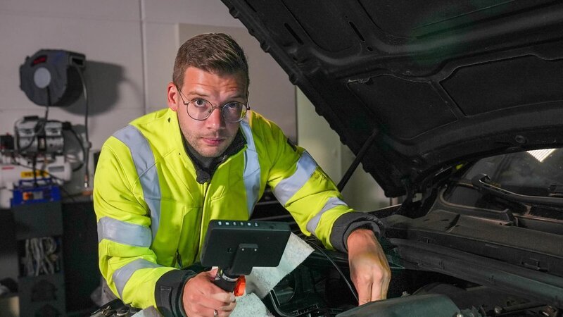 Forensic collision investigator. – Bild: Warner Bros. Discovery, Inc. or its subsidiaries and affiliates. All rights reserved.