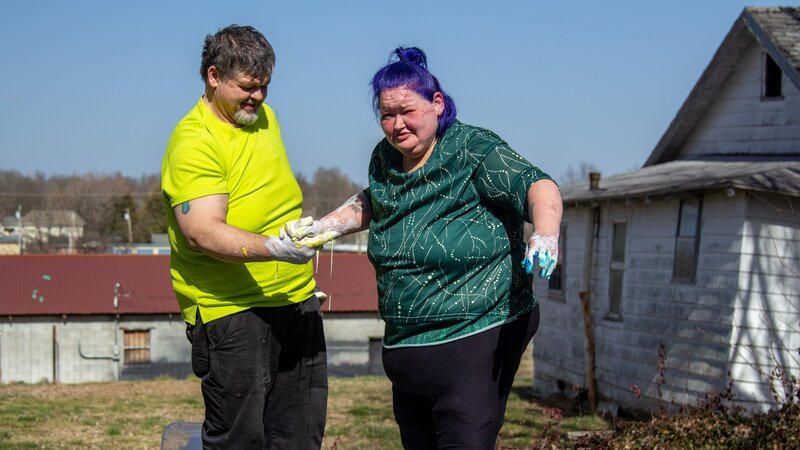 Amanda confronts Michael when he tries to stop Amy from leaving the house. – Bild: Warner Bros. Discovery, Inc.