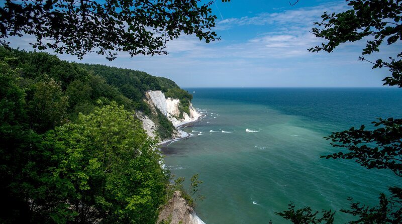 Die Kreidefelsen auf Rügen. – Bild: WDR/​picture alliance/​dpa/​Jens Büttner