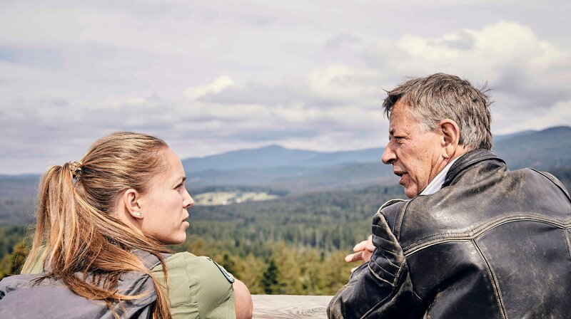 Stofferl Well und Rangerin Kristin Biebl auf dem Baumwipfelpfad im Nationalpark Bayerischer Wald. – Bild: BR/​megaherz gmbh/​Philipp Thurmaier