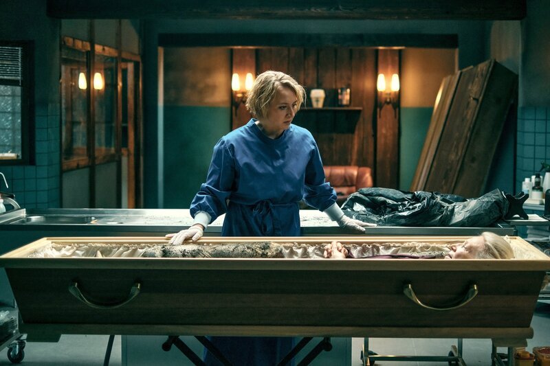 v.li.: Blum (Anna Maria Mühe), Frau Konczyk (Erika Mottl). – Bild: ORF/​Mona Film/​ Barry Films/​Philipp Brozsek