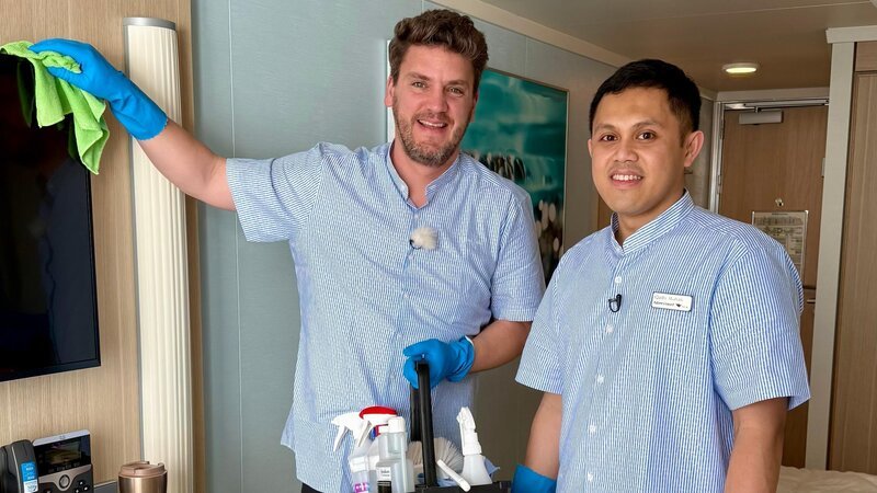 Reporter Ralf Herrmann (l.) mit Kabinensteward Qadri – Bild: RTL