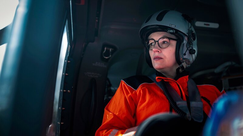 Duisburg: Der Christoph 9 wird zu einem internistischen Notfall gerufen. Ein 44-jähriger Mann hat Symptome, die zu einem Herzinfarkt passen. Ein zeitkritischer Einsatz, aber der Landeplatz ist ein gutes Stück vom Einsatzort entfernt, was die Situation zusätzlich erschwert. – Bild: WDR/​Sebastian Drolshagen