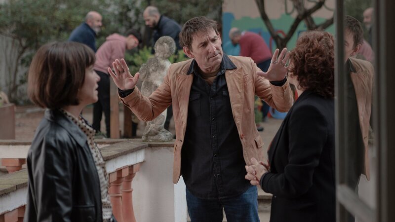 Ventura (Albert Pla, M.) verkündet Anna (Clara Segura, r.) und Laia Buedo (Bruna Cusí, l.), dass er die Wohngemeinschaft in seinem Haus nicht länger dulden werde. – Bild: ZDF und Daniel Escale