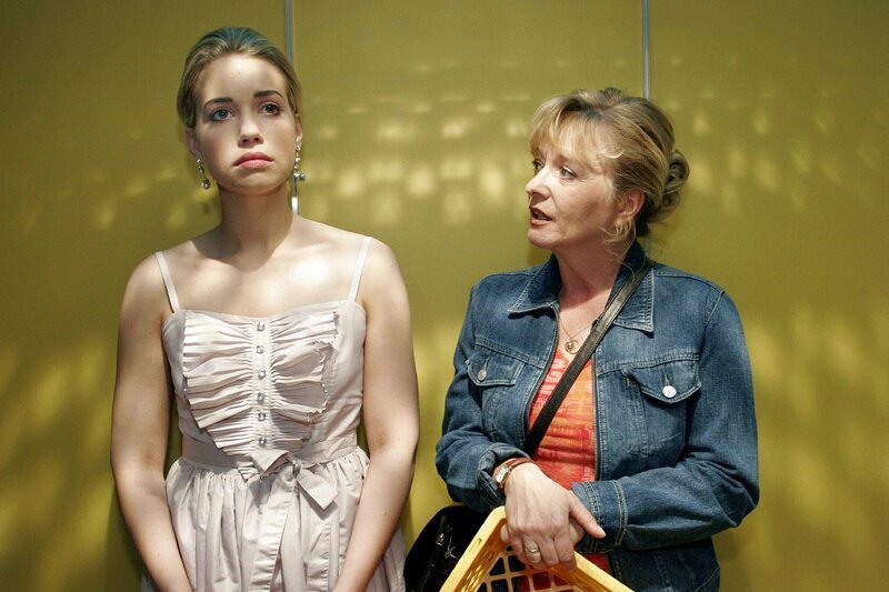 Erst durch das Gespräch mit Helga (Ulrike Mai, r.) wird Kim (Lara-Isabelle Rentinck, l.) klar, dass sie Brunos Entscheidung akzeptieren muss. – Bild: SAT.1 /​ Noreen Flynn