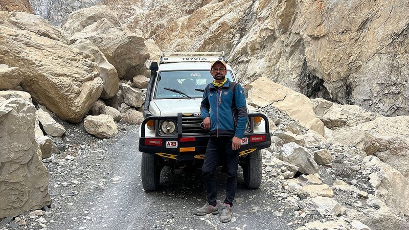 Mansoor Karim ist auf einer der gefährlichsten Strassen der Welt zuhause – Bild: SRF/​Autentic