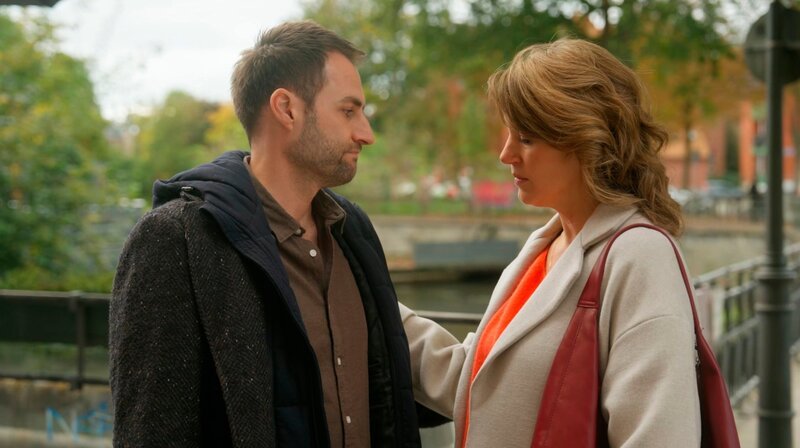 Die Sorge um ihre Söhnen bringt Daniel (Daniel Fritz) und Lou (Eva-Maria Grein von Friedl) einander wieder näher – aber nur kurzzeitig. – Bild: NDR