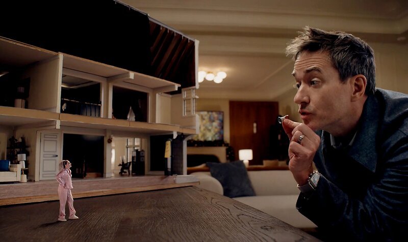 l-r: Lindy Littlejohn (Elizabeth Banks), Les Littlejohn (Matthew Macfadyen) – Bild: Screeengrab /​ Sony /​ Mr. Magoo, LLC. All rights reserved.