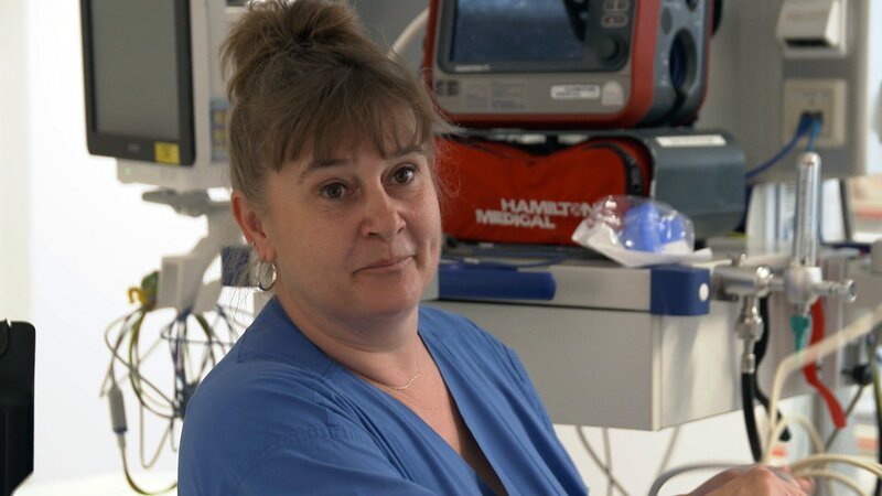 Schwester Nadine Weigelt bringt nichts aus der Ruhe. Achtundzwanzig Jahre Berufserfahrung helfen ihr, mit kleinen und großen Krisen fertig zu werden. – Bild: RTLZWEI