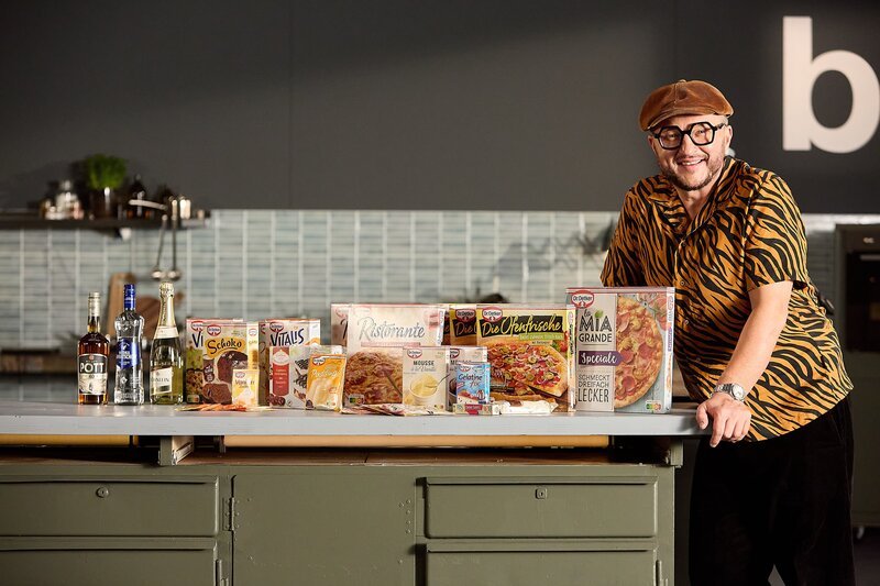 Kuchen, Pizza oder Dessert: Dr. Oetker steht weltweit im Supermarktregal. Sebastian Lege zeigt, wie aus einer kleinen Bielefelder Apotheke ein internationaler Lebensmittelkonzern wurde. – Bild: ZDF und Kai Schulz