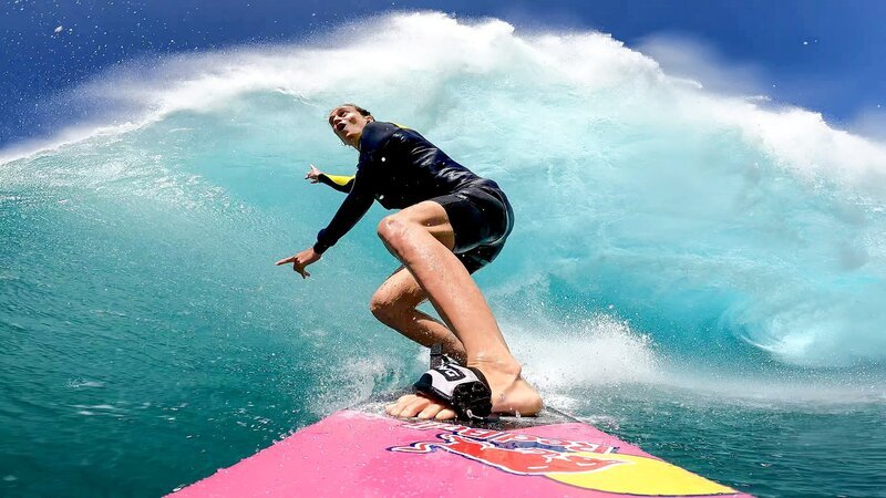 Justine Dupont surft auf einer großen Welle. – Bild: SRF/​NGC NETWORK US, LLC