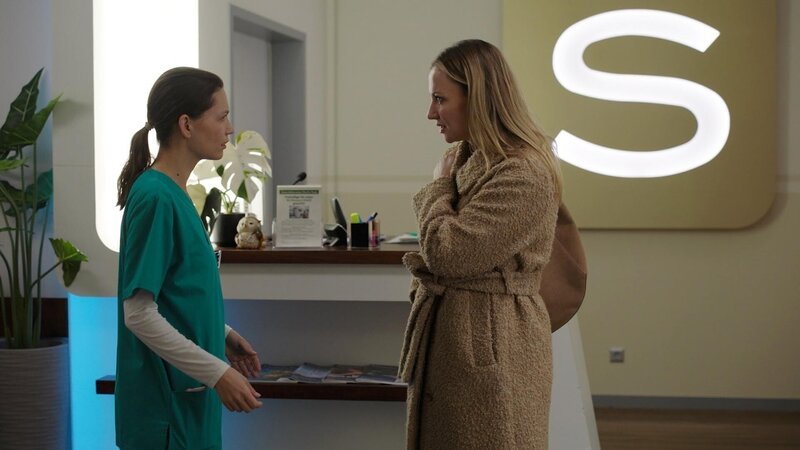 Nathalie (Amrei Haardt, l.) und Isabelle (Ania Niedieck) sind ausgebremst, als sie keinen Beweis finden können. – Bild: RTL