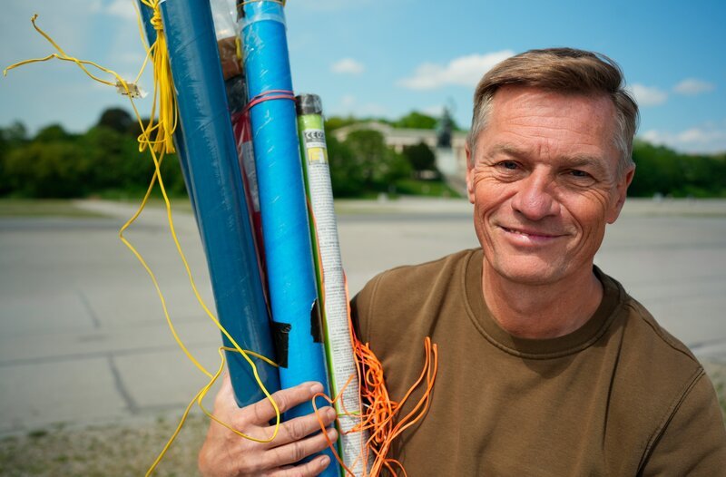 Thomas mit seinen Feuerwerkskörpern auf der Theresienwiese in München. – Bild: BR/​Sappralot Productions GmbH/​Josef Mayerhofer