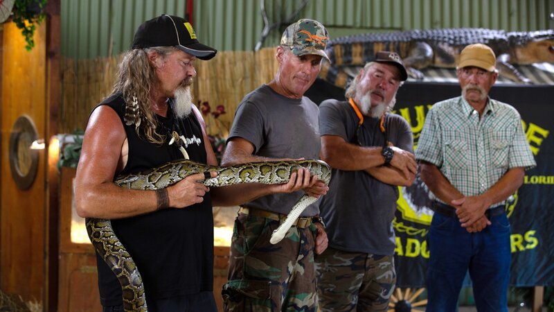 Dusty, Gary, Jay, Tom showing kids pythons – Bild: Discovery Communications, LLC