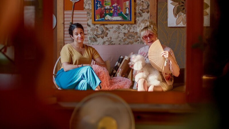 Jouman Fattal (Zonia), Beppie Melissen (Mevrouw Groen). – Bild: ORF/​Incredible Film