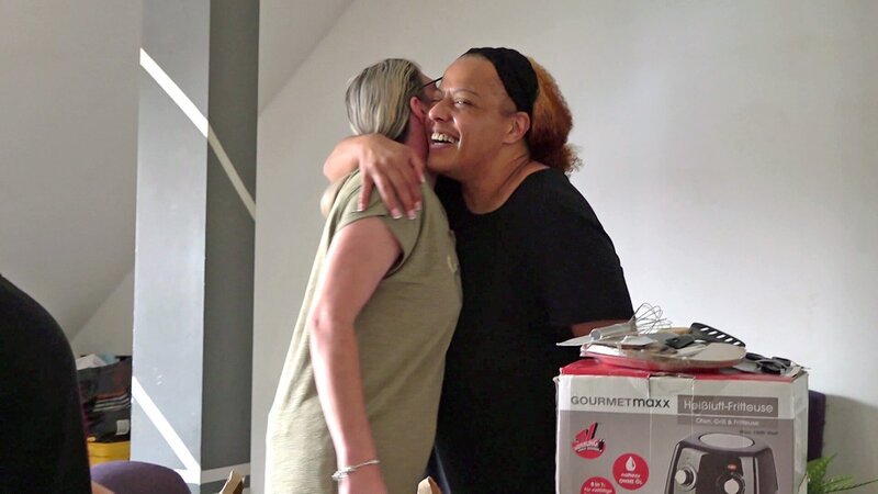 Jannie (re.) ist gerührt und freut sich riesig über die Geschenke ihrer Freundin Sandra – Bild: RTLZWEI