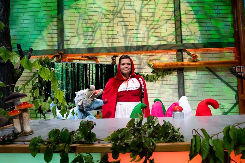 Es war einmal ein Märchenerzähler namens Woozle (li.) – und der nimmt euch heute mit in Wälder voller märchenhafter Gestalten. Außerdem möchte Woozle gegen seinen Cousin die diesjährige Kaninchenschau gewinnen und braucht dazu das Kaninchen seiner Cousine Woonie. – Bild: Annette Etges/​SUPER RTL