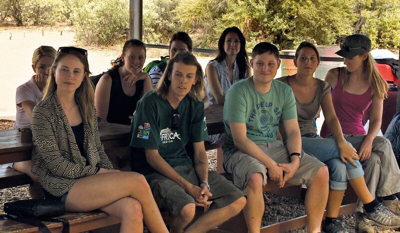 Jeden Freitag kommen neue Volontäre auf Harnas an. – Bild: BR/​SWR/​Francois Botha