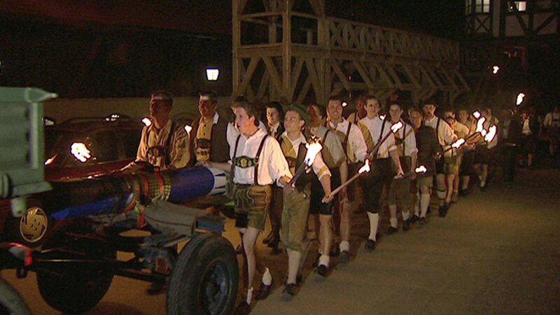 Übergabe des geraubten Maibaums in Kaltenberg. – Bild: BR