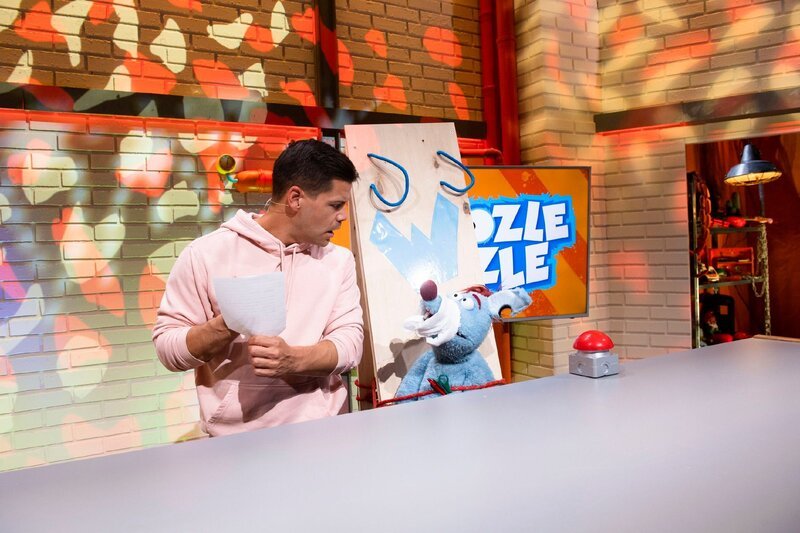 Heute geht es um das römische Reich und Woozle (re.) hat ein passendes Gesellschaftsspiel für sich und Maria mitgebracht. Außerdem glaubt Simón (li.) von einer giftigen Woospe gestochen worden zu sein! – Bild: SUPER RTL /​ Das alte Rom & Giftige Tiere