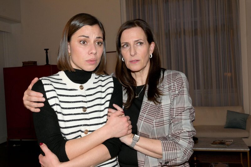 Katrin (Ulrike Frank, r.) kann Matilda (Anna-Katharina Fecher) in ihrer Angst kaum beruhigen. – Bild: RTL
