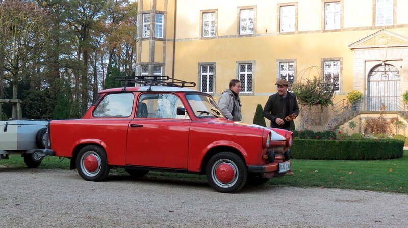 Trabi-Liebhaberin Daniela mit Oli P. (r) – Bild: WDR/​Encanto Film- und Fernsehproduktions GmbH