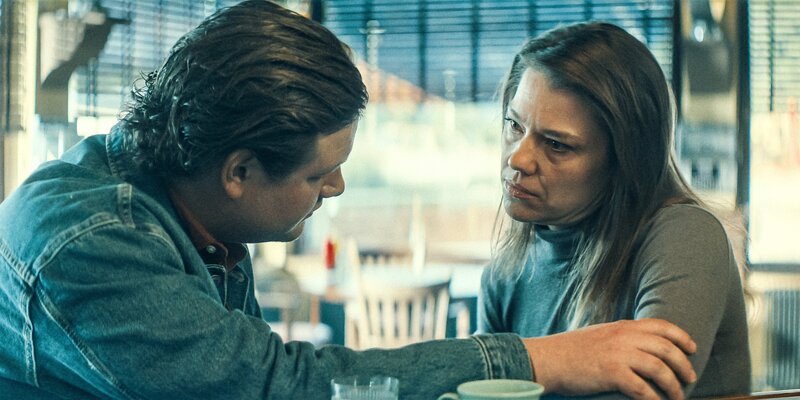 Totenfrau – II/​5 Auge um Auge – Das Treffen von Blum mit Sarkissian, bei dem sie dessen Schwester Tamar gegen Nela tauschen wollte, läuft schief. Sebastian Hackspiel kommt dabei ums Leben. Polizeichef Danzberger informiert Johanna Schönborn, dass Hackspiel tot im Wald aufgefunden worden ist, und möchte endlich von ihr wissen, wer hinter den Morden steckt. Schönborn hält sich wie immer bedeckt. Wallner ist inzwischen von dem Fall abgezogen worden. Für Blum ist sie die letzte Hoffnung, den Aufenthaltsort von Nela herauszufinden. – Im Bild: Lambert (Dominic Marcus Singer) versucht Wallner (Britta Hammelstein) davon abzubringen zu Sarkissian zu fahren. – Bild: Mona Film/​ Barry Films /​ ORF