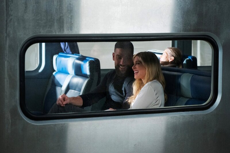 Zeeko Zaki as Special Agent Omar Adom „OA“ Zidan and Comfort Clinton as Gemma Brooks. – Bild: Bennett Raglin /​ CBS/​Paramount