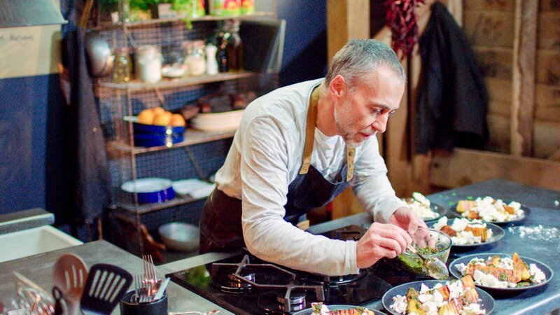 Inspiriert von seiner Reise bringt Michel Roux jr. „Baisers mit gegrillten Ananas“ auf die Tische seines Restaurants „The Oast House“. – Bild: ORF/​ITV/​ Boom Cymru TV Ltd