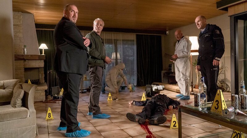 Hier wurde der Polizeibeamte Frank Schneider ermordet: Die Kommissare Freddy Schenk (Dietmar Bär) mit Max Ballauf (Klaus J. Behrendt), Rechtsmediziner Dr. Roth (Joe Bausch) und Dienststellen-Leiter Bernd Schäfer (Götz Schubert, v.l.) am Tatort. – Bild: WDR/​Thomas Kost