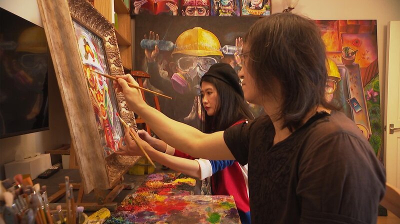 Auch mit Kunst kann man ins Fadenkreuz geraten: Das Künstler-Paar Lumli und Lumlong fühlt sich verfolgt. – Bild: phoenix/​ZDF/​Ed Wright