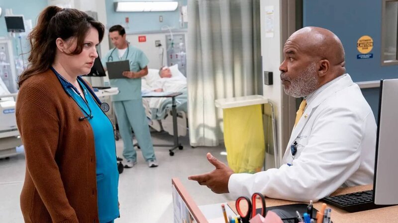 Allison Tolman als Alex, David Alan Grier als Ron – Bild: Warner Bros. Discovery