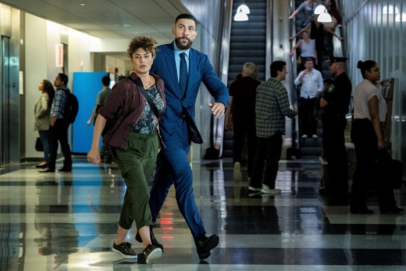 The assassination of a seemingly ordinary Brooklyn plumber launches the team into a globe-spanning investigation. Im Bild: Zeeko Zaki als Special Agent Omar Adom Zidan und Salome Azizi als Nadia Amini. – Bild: Bennett Raglin /​ CBS/​Paramount