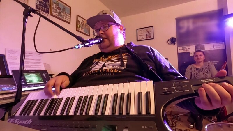 Auftritte und Live‑Streams des Alleinunterhalters „Tobi Wood“ spülen nach Bedarf ein wenig Geld in die Kasse, was Tobias Erwerbsunfähigkeit allerdings in Frage stellt. – Bild: RTLZWEI, Madame Zheng