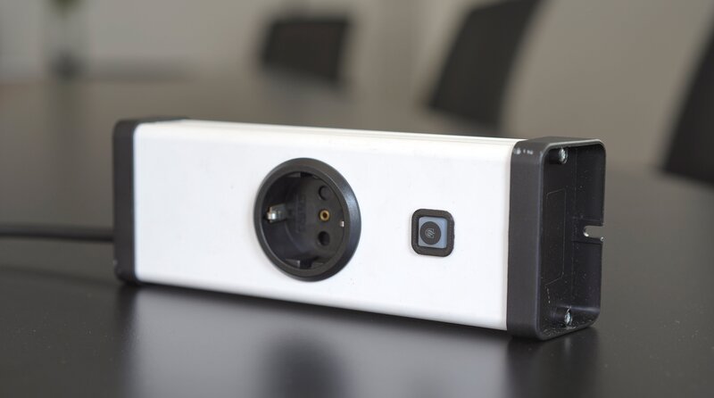 Die Einfachsteckdose mit integriertem Brandschutzsystem kann Brände in elektronischen Geräten frühzeitig erkennen und löschen. Sie wurde von Fabian Goedert aus dem hessischen Butzbach (Elektroniker für Energie- und Gebäudetechnik und ehrenamtlicher Feuerwehrmann) entwickelt und ist für ungefähr 130 Euro im Handel erhältlich. – Bild: MDR/​Sascha Kiesewetter