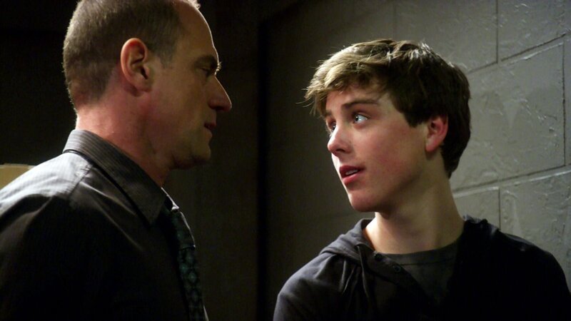 Hunter (Sterling Beaumon, r.) wirft Detective Stabler (Christopher Meloni) sexuelle Nötigung vor. Er scheint mit seinem Vorwurf durchzukommen, denn er wird freigelassen. Kann Stabler seine Unschuld beweisen? – Bild: TVNOW