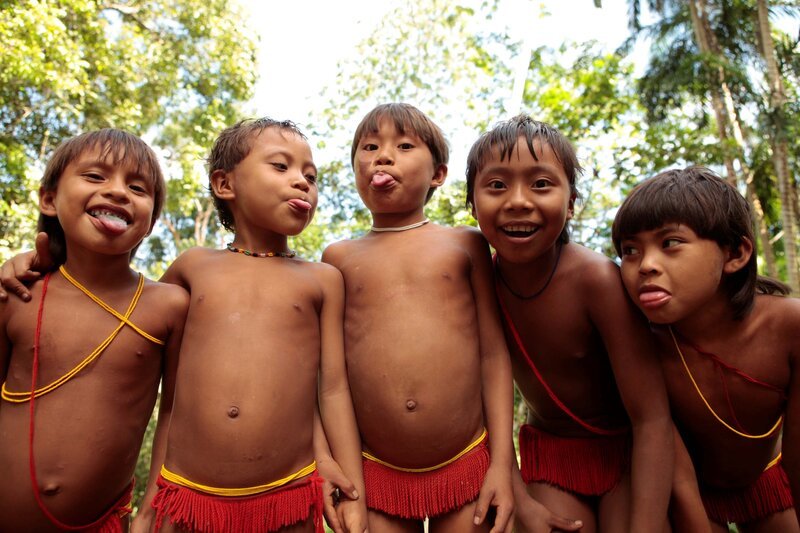 Kinder vom Volk der Yanomami in ihrem Dorf Waitoriki im Regenwald Brasiliens. – Bild: Terra Mater Factual Studios /​ Lena Weiss