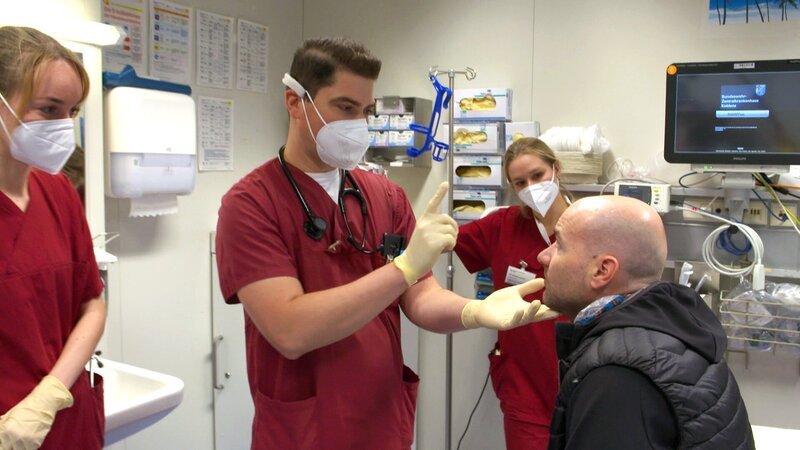 Das Bundeswehrzentralkrankenhaus in Koblenz behandelt eigentlich vorwiegend Soldatinnen und Soldaten aus Auslandseinsätzen, doch auch hier werden immer häufiger Zivilistinnen und Zivilisten untergebracht. (Foto, Mitte: Oberfeldarzt Stefan Baumeyer) – Bild: RTLZWEI