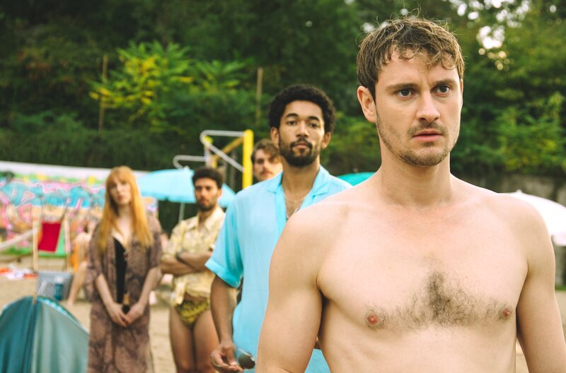 Robbie (Frédéric Brossier, re.) hat Vince (Benito Bause) nichts mehr zu sagen – Sarina (Christin Nichols, hinten li.), Levo (Arash Marandi) und Simon (Ludwig Brix) beobachten die beiden. – Bild: ARD Degeto/​Andrea Hansen