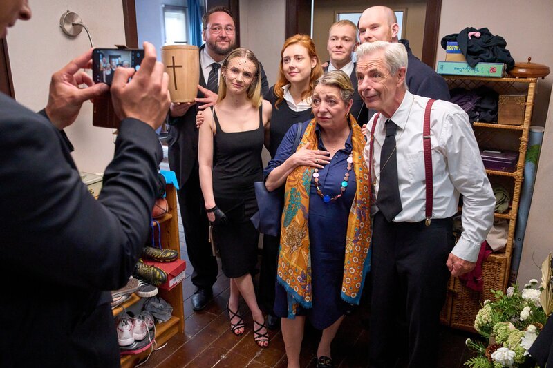 Dave macht noch schnell ein Gruppenfoto vor der Beerdigung von Caros Großmutter. Von links: Dave (Malcolm Quinnten Henry), Tüffi (Daniel Zillmann), Svenja (Leonie Wesselow), Caro (Meriel Hinsching), Marion (Manon Straché), Malte (Julius Nitschkoff), Sven (Sven Daniel Bühler), Jàkup (Rolf Berg) – Bild: Frank Dicks /​ ZDF