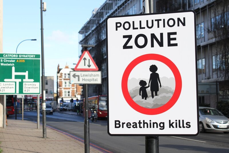 Warnschild in Catford, einem Distrikt im Südosten Londons. Hier besteht eine dauerhafte hohe Luftverschmutzung. – Bild: BBC/​Studio Silverback/​Malini Raman-Middleton