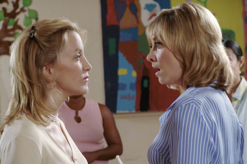 Um sich ein Mitspracherecht zu erkämpfen und sich gegen die übermächtige Maisy (Sharon Lawrence, r.) zu behaupten, soll Lynette (Felicity Huffman, l.) für eine Theateraufführung in der Schule ihrer Zwillinge Kostüme nähen, … – Bild: Danny Feld