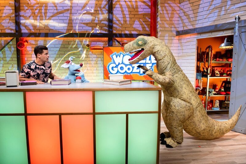 Woozle (re.) liebt Dinos! Und natürlich ist er der beste Dinosaurierexperte der Welt. Aber hilft ihm das auch dabei, seine Nichte Woonie zurückzuholen, die er aus Versehen 68 Millionen Jahre in die Vergangenheit hat reisen lassen? – Bild: RTL