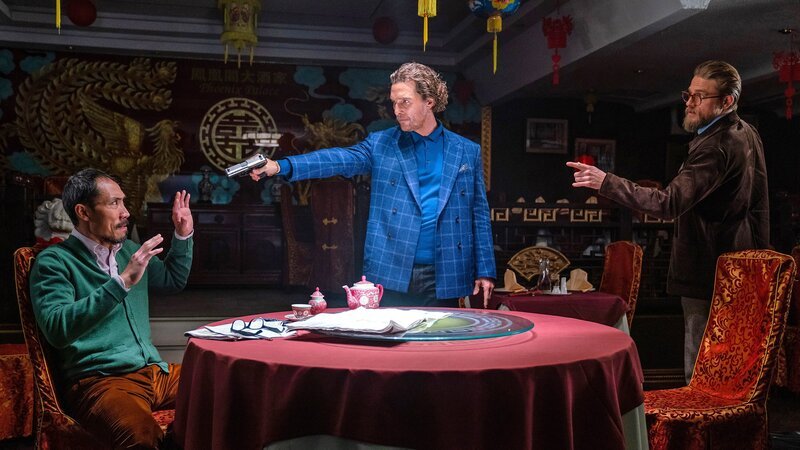 Mickey Pearson (Matthew McConaughey, Mitte) legt sich mit der Londoner Unterwelt an..  (Foto: Tom Wu, li.; Charlie Hunnam, re.); Mickey Pearson (Matthew McConaughey, Mitte) legt sich mit der Londoner Unterwelt an..  (Foto: Tom Wu, li.; Charlie Hunnam, re.) – Bild: RTLZWEI