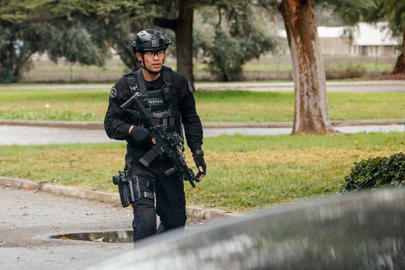 David Lim als Officer Victor Tan – Bild: Jordin Althaus /​ Sony