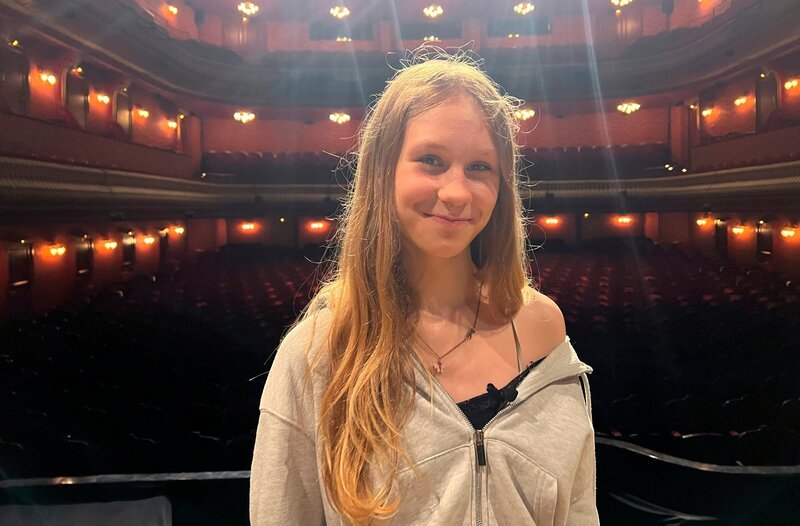 Emma auf der Bühne. – Bild: rbb/​CAB Film