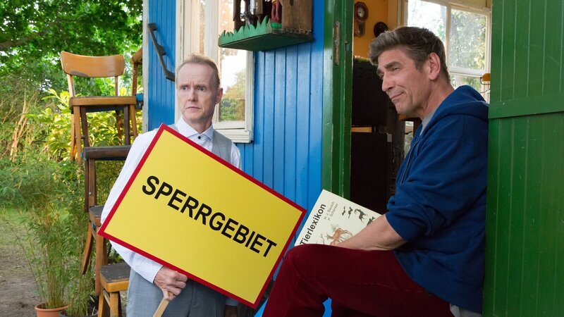 Heinz Kluthe (Holger Handtke, l.) ist sich sicher: Die gefundenen Eier im Nachbarsgarten stellen eine Gefahr für ganz Bärstadt dar. Fritz Fuchs (Guido Hammesfahr, r.) versucht zu beruhigen und will herausfinden, wem die Eier gehören. – Bild: ZDF und Zia Ziarno