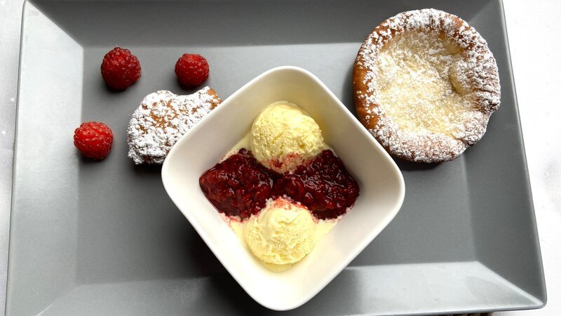 Bei Sonja Viertel in Schwarzenbach bei Höchstadt. Dessert: Fränkische Küchle mit selbstgemachtem Vanilleeis und heißen Himbeeren. – Bild: Melanie Grande /​ BR/​WDR/​Moviepool GmbH