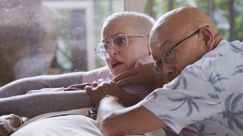 Stehen Danny zur Seite: Captain Tanaka (Michael Paul Chan, r.) und Krankenschwester Jenny (Lori Petty, l.). Doch sie selbst geraten dabei in große Gefahr … – Bild: 2016 CBS Broadcasting, Inc. All Rights Reserved Lizenzbild frei