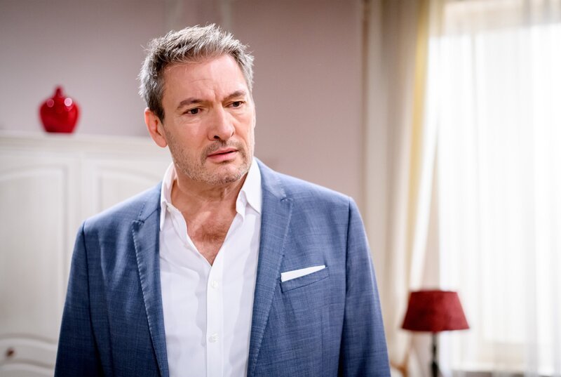 Als Christoph (Dieter Bach) bei seiner Liebeserklärung einen entscheidenden Fehler begeht, zündet Sophia verletzt die zweite Stufe ihres Plans. – Bild: ORF/​ARD/​Christof Arnold